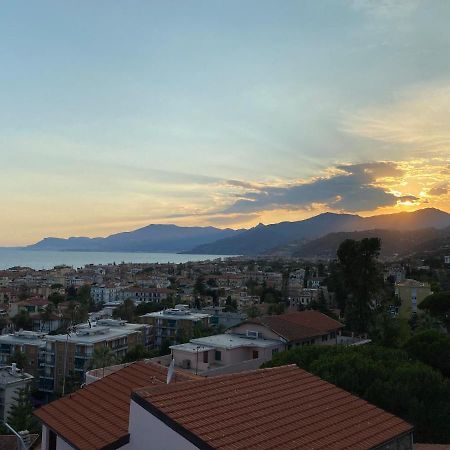 Casa Petra - Appartamento vista mare città vecchia Bordighera Exterior foto